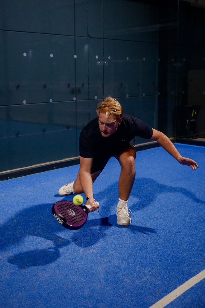 Supernova racket in action, diving shot